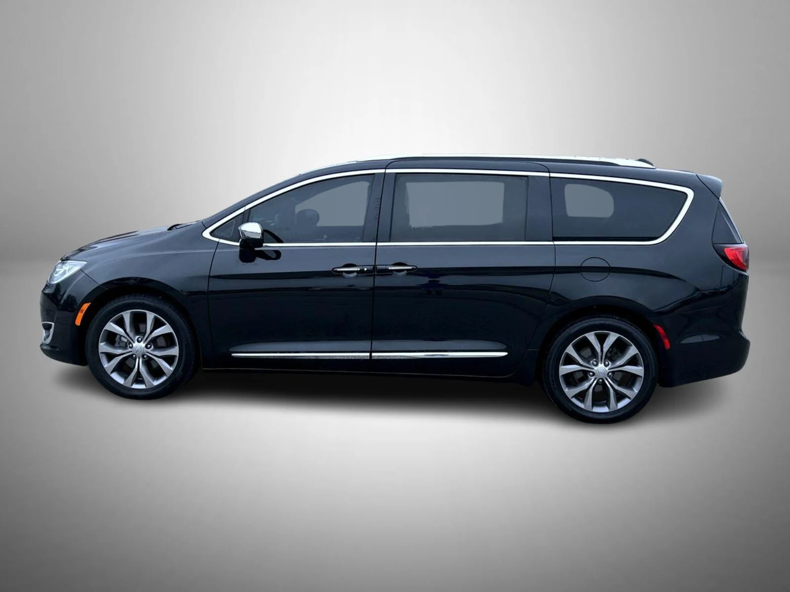 Used 2020 Black Chrysler Limited image 8