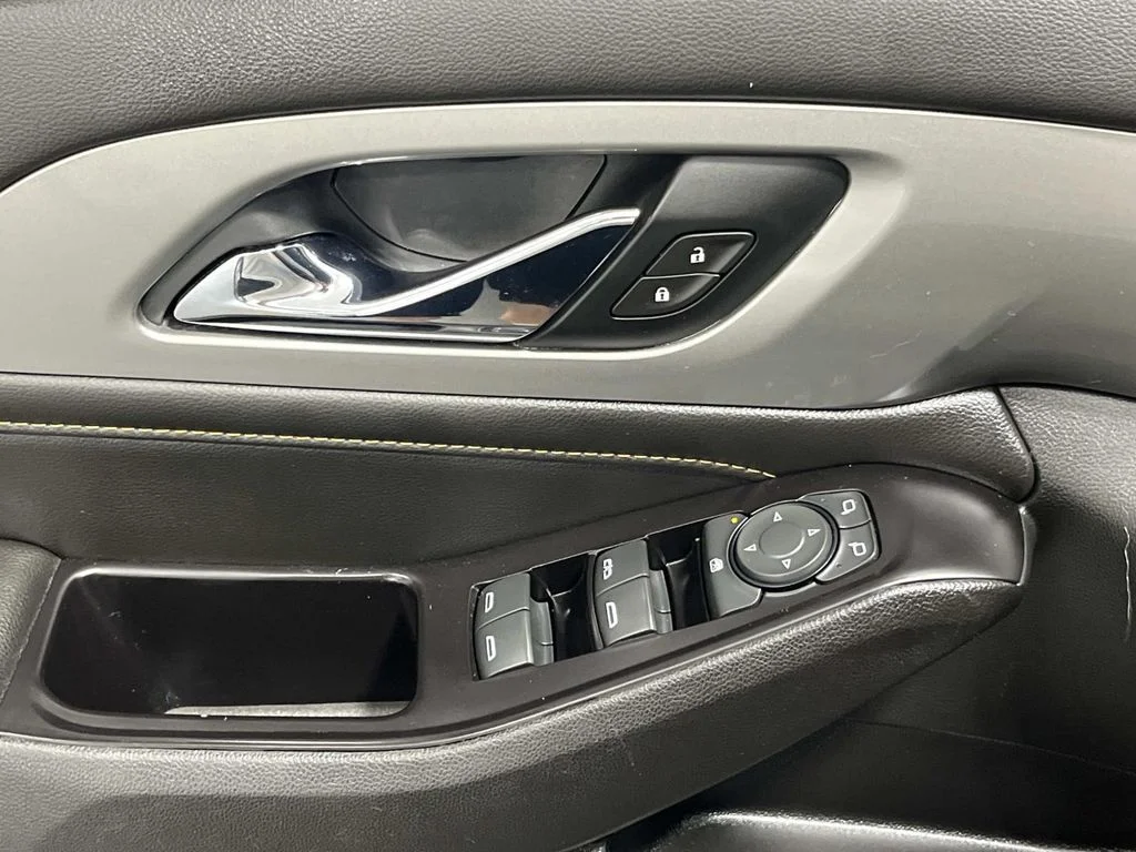 Used 2020 SUMMIT WHITE Chevrolet LT Cloth image 16