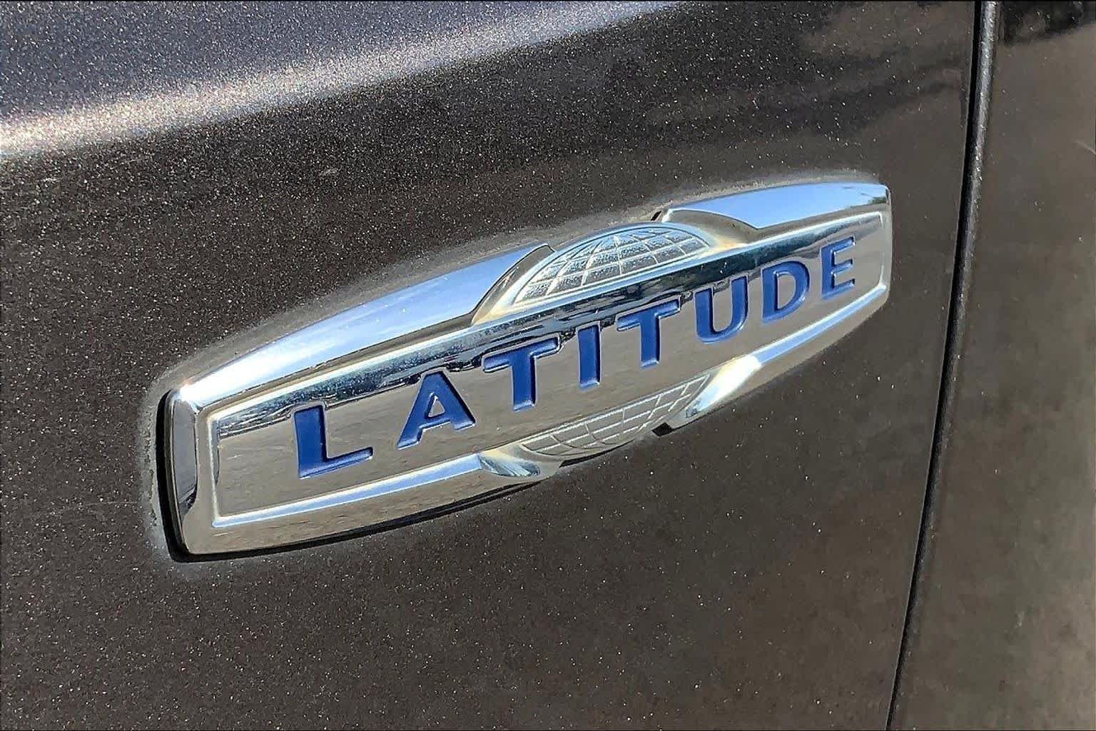 Used 2018 Granite Crystal Clearcoat Metallic Jeep Latitude image 10