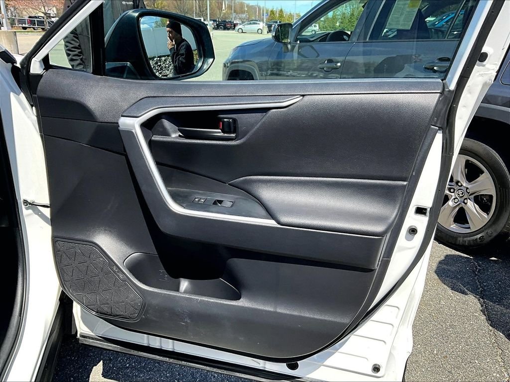 Used 2025 Ice Toyota LE image 12
