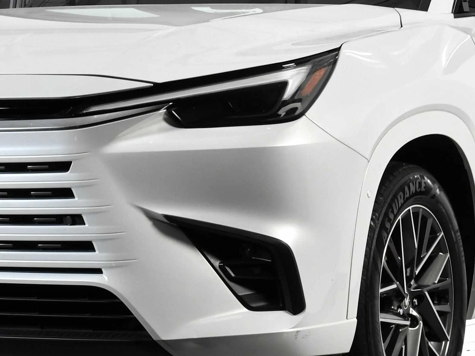 Certified Used 2025 Wind Chill Pearl Lexus Premium image 9
