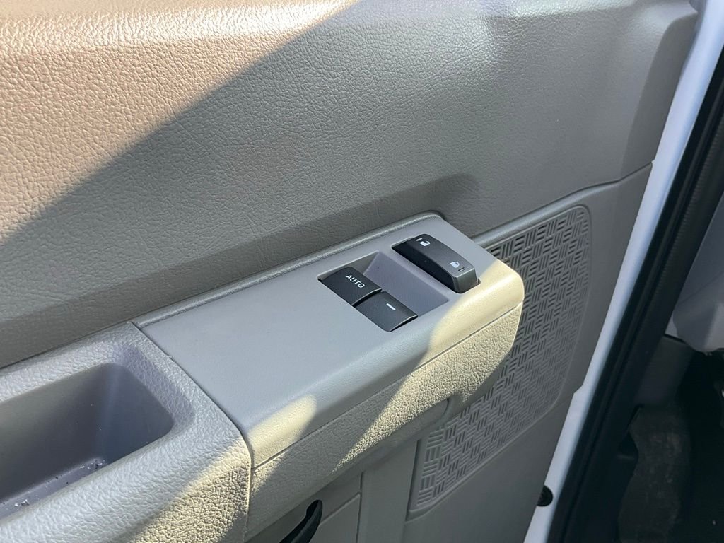 New 2026 Oxford White Ford E-350 SRW image 15