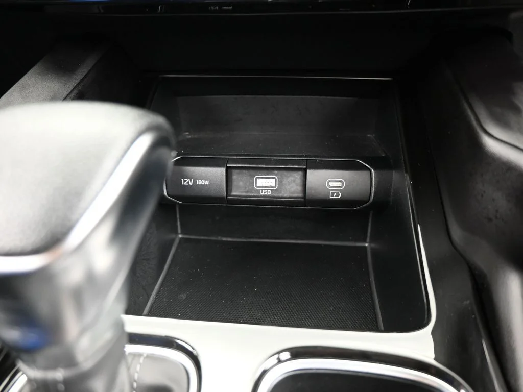Used 2025 Glacial White Pearl Kia LX image 26