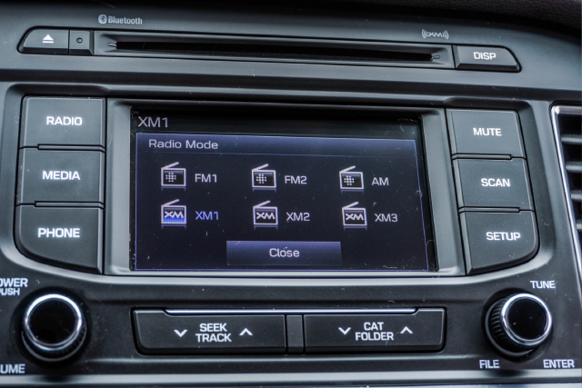 Used 2015 Silver Hyundai SE image 17