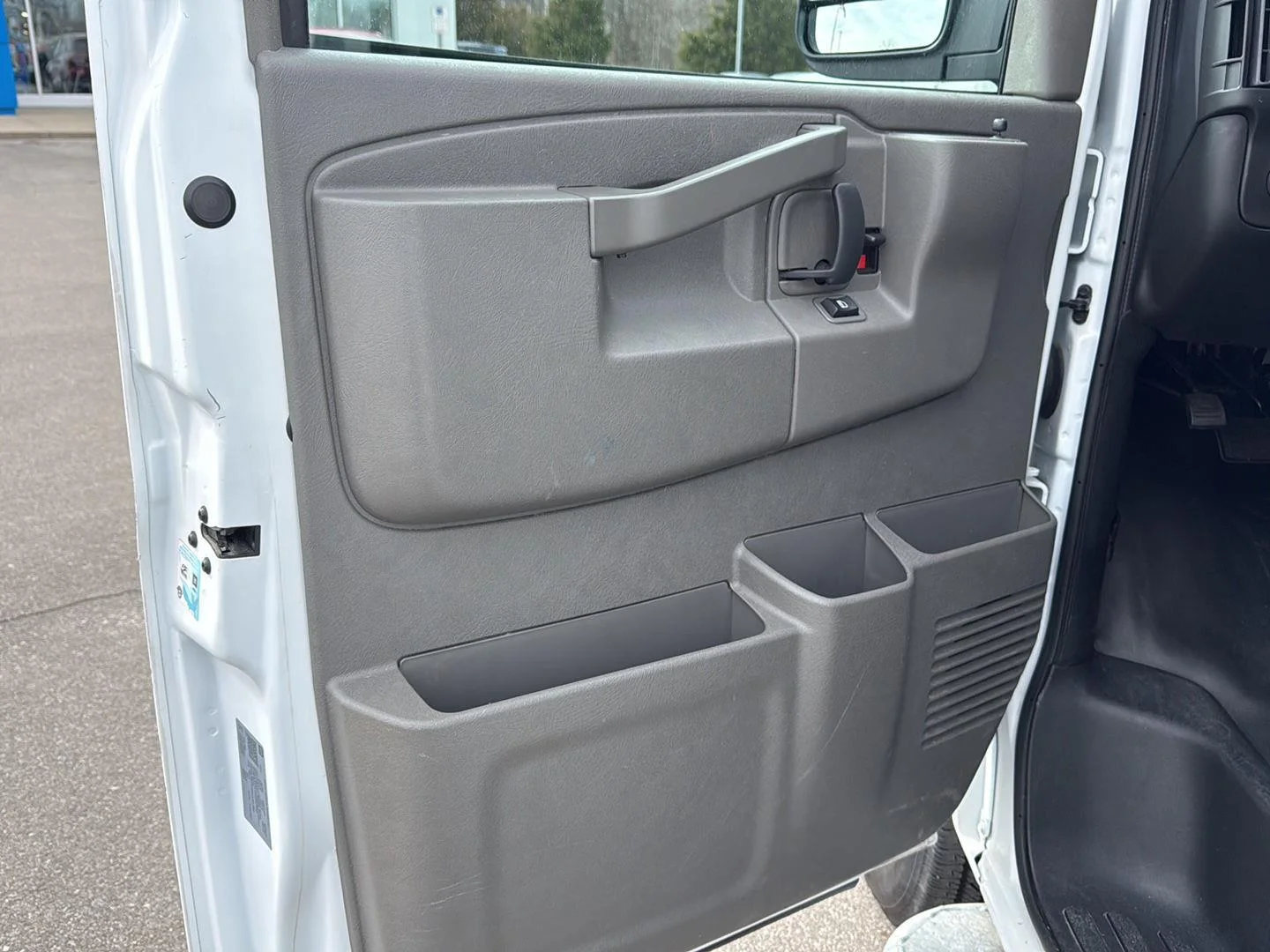 2024 GMC Savana Cargo Work Van - Photo 17