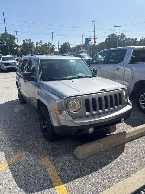 Used 2015 Silver Jeep Sport image 2