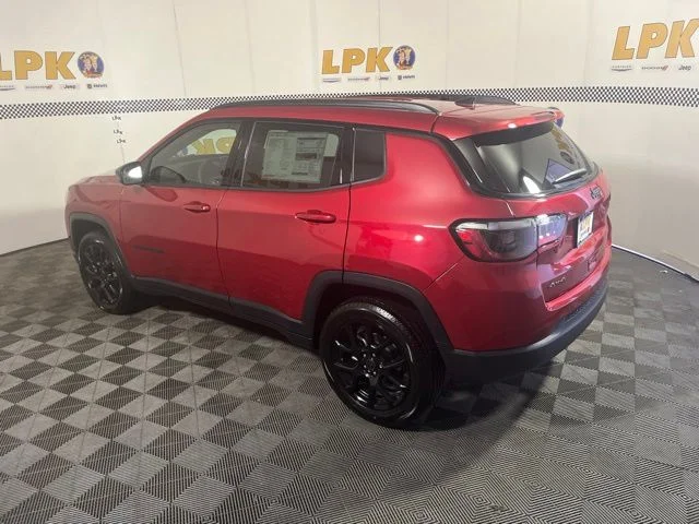 New 2026 Red Hot Pearl-Coat Exterior Paint Jeep Latitude image 5