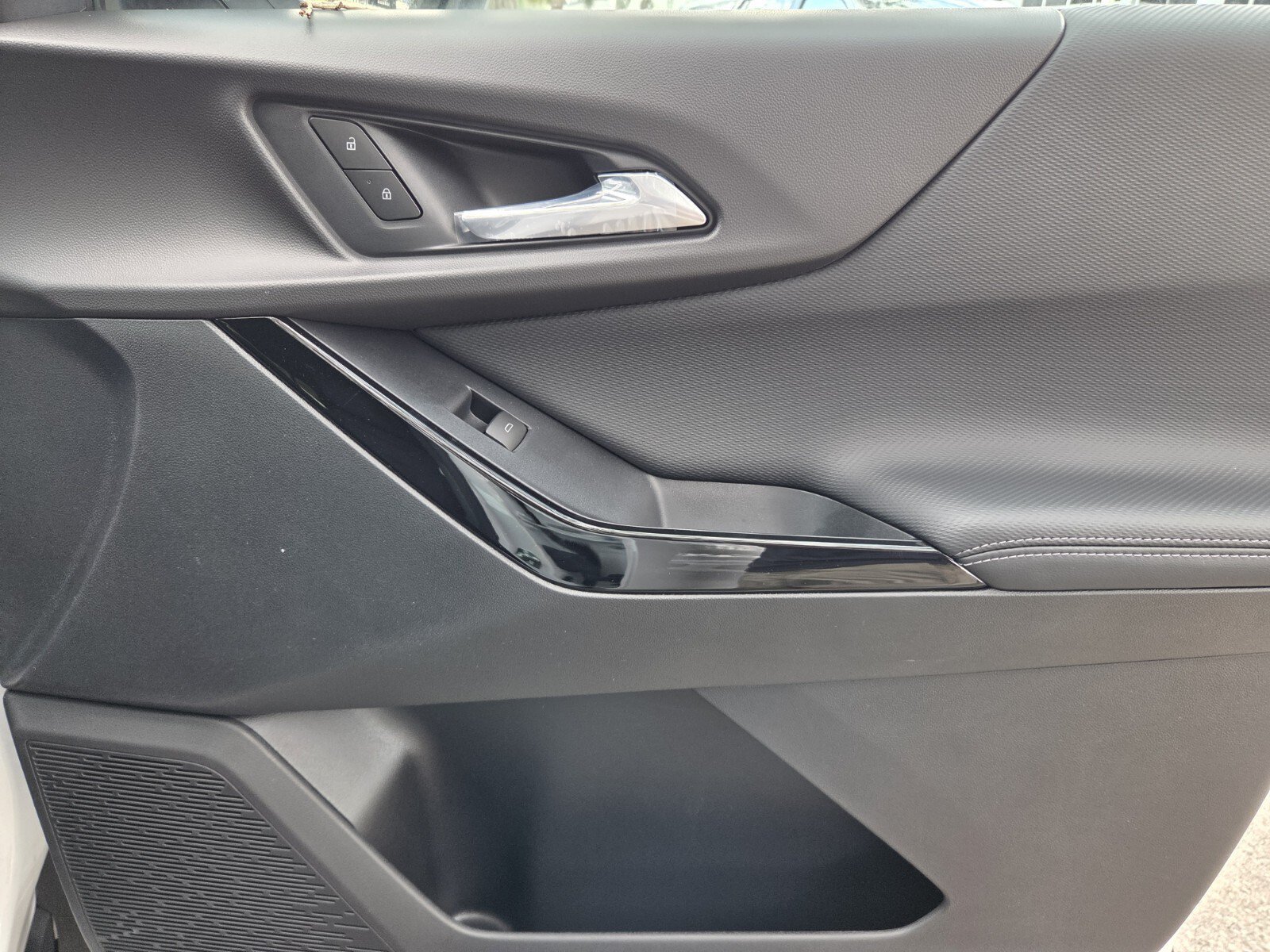 New 2027 Summit White Chevrolet FWD LT image 13