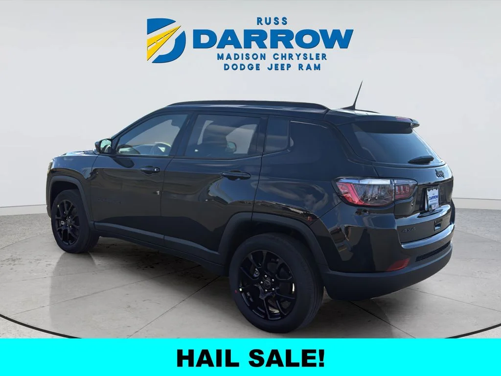 New 2026 Diamond Black Crystal Pearl-Coat Exterior Paint Jeep Latitude image 3