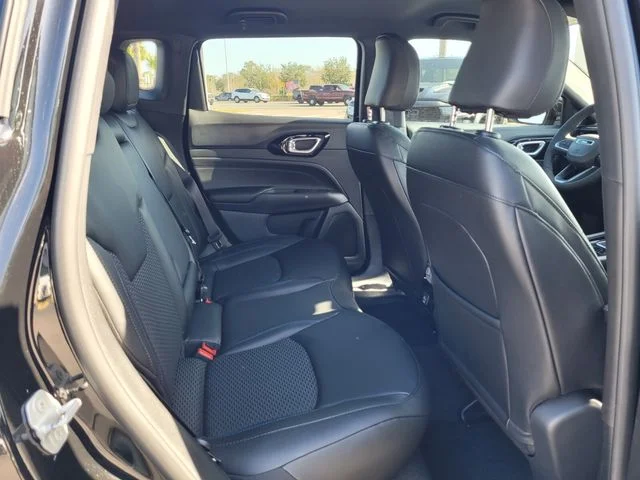 New 2026 Diamond Black Crystal Pearl-Coat Exterior Paint Jeep Latitude image 15