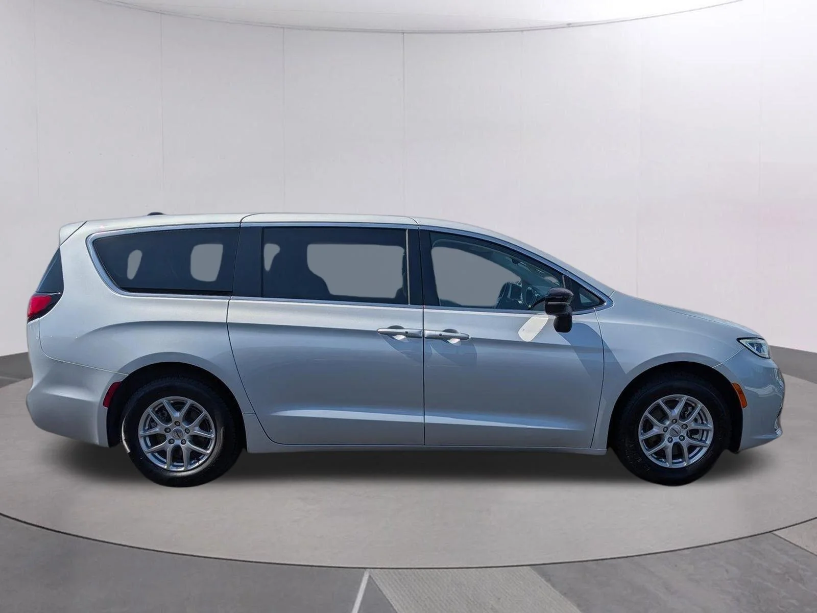 Used 2024 Silver Mist Clearcoat Chrysler Touring L image 6