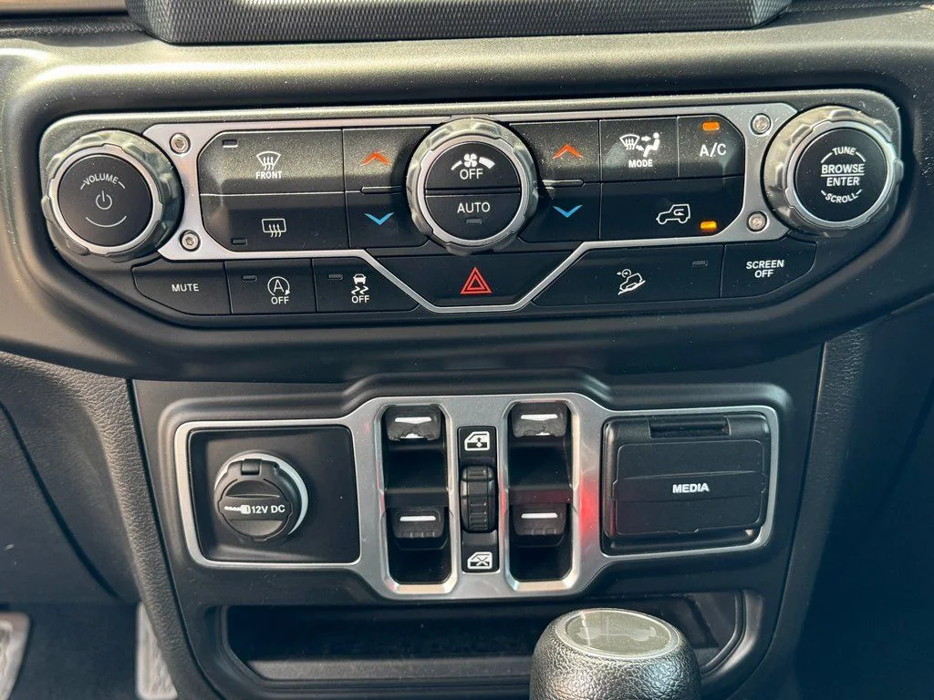 Used 2020 Silver Jeep Unlimited Sahara image 32