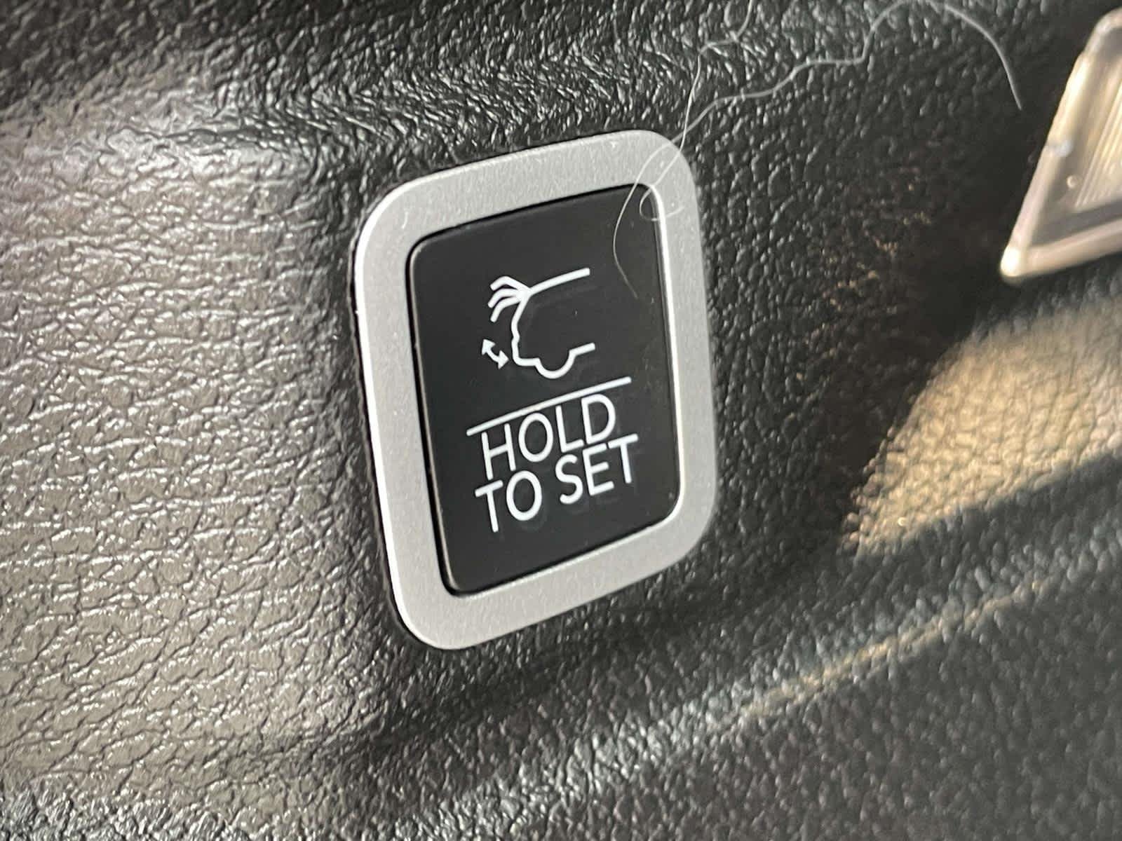 Used 2023 Whi/white Jeep Altitude image 19