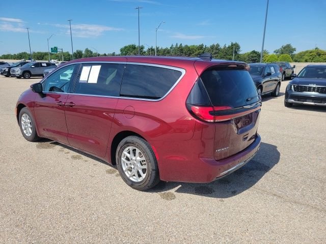 Used 2023 Velvet Chrysler Touring L image 24