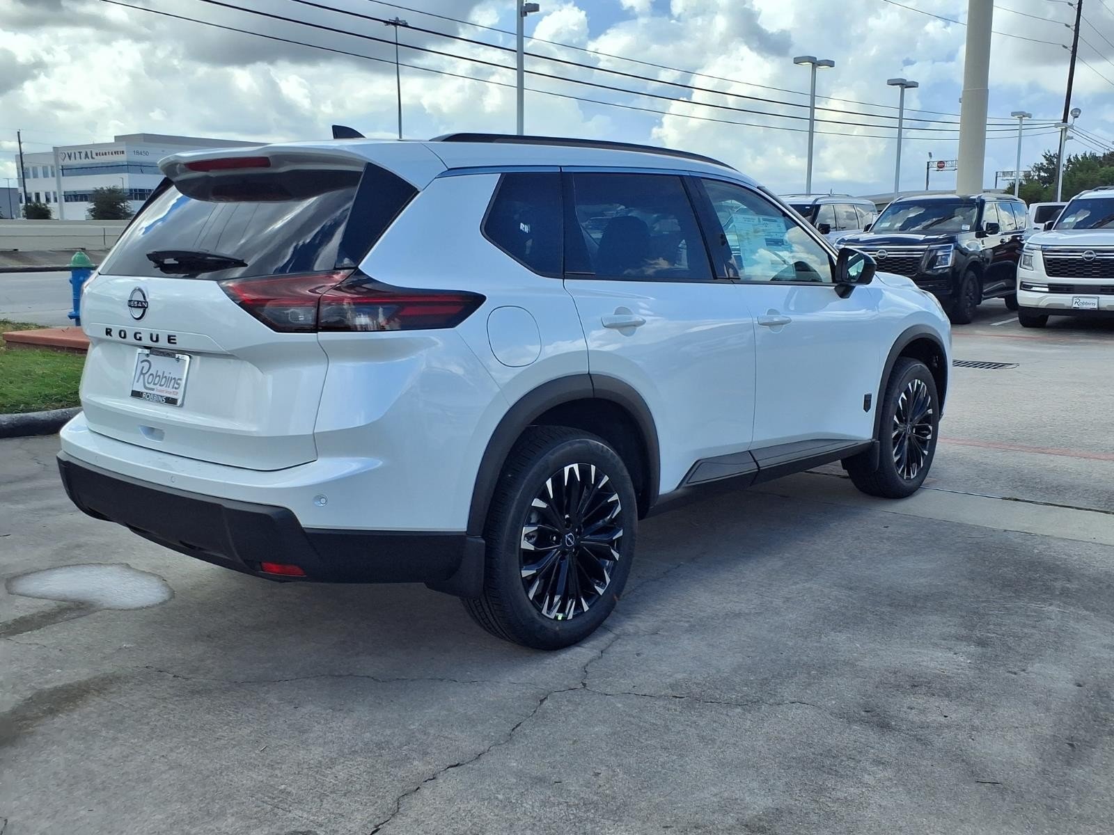 New 2026 Everest White Pearl TriCoat Nissan Dark Armor™ image 2