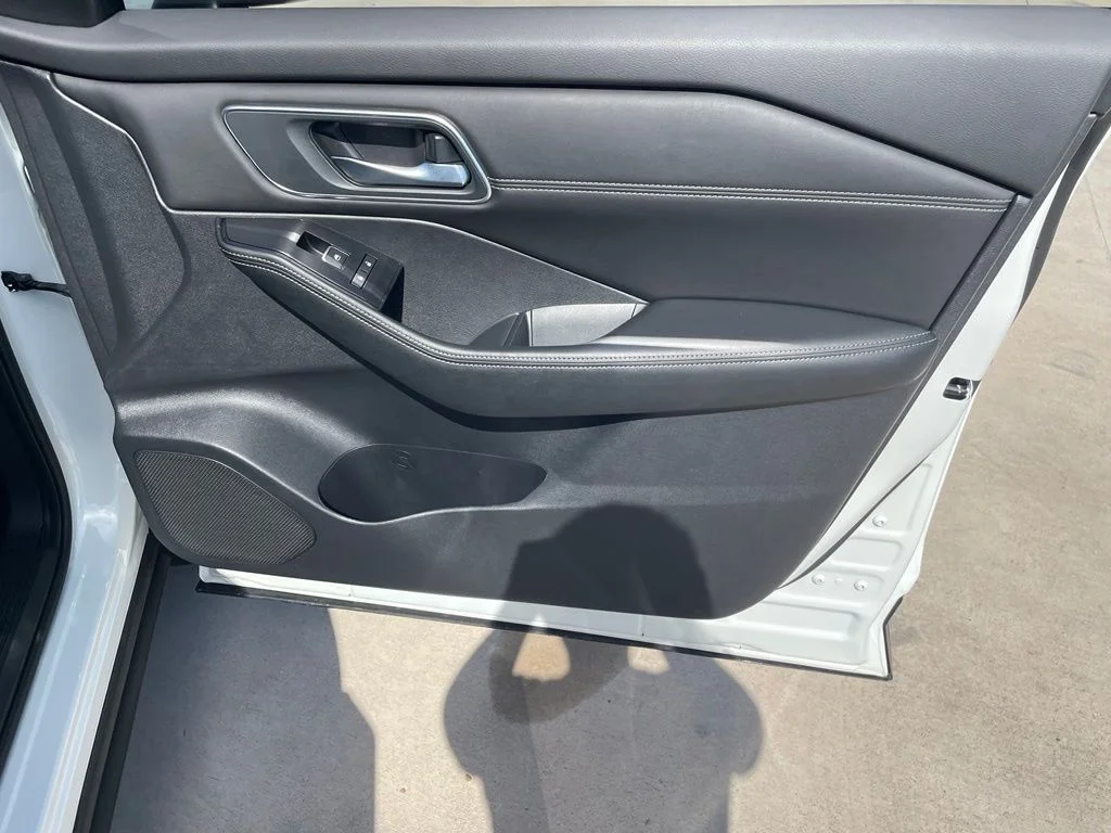 Used 2024 White Nissan Platinum image 28