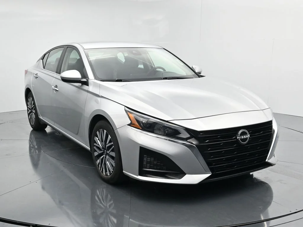 Used 2024 Silver Nissan 2.5 SV image 2