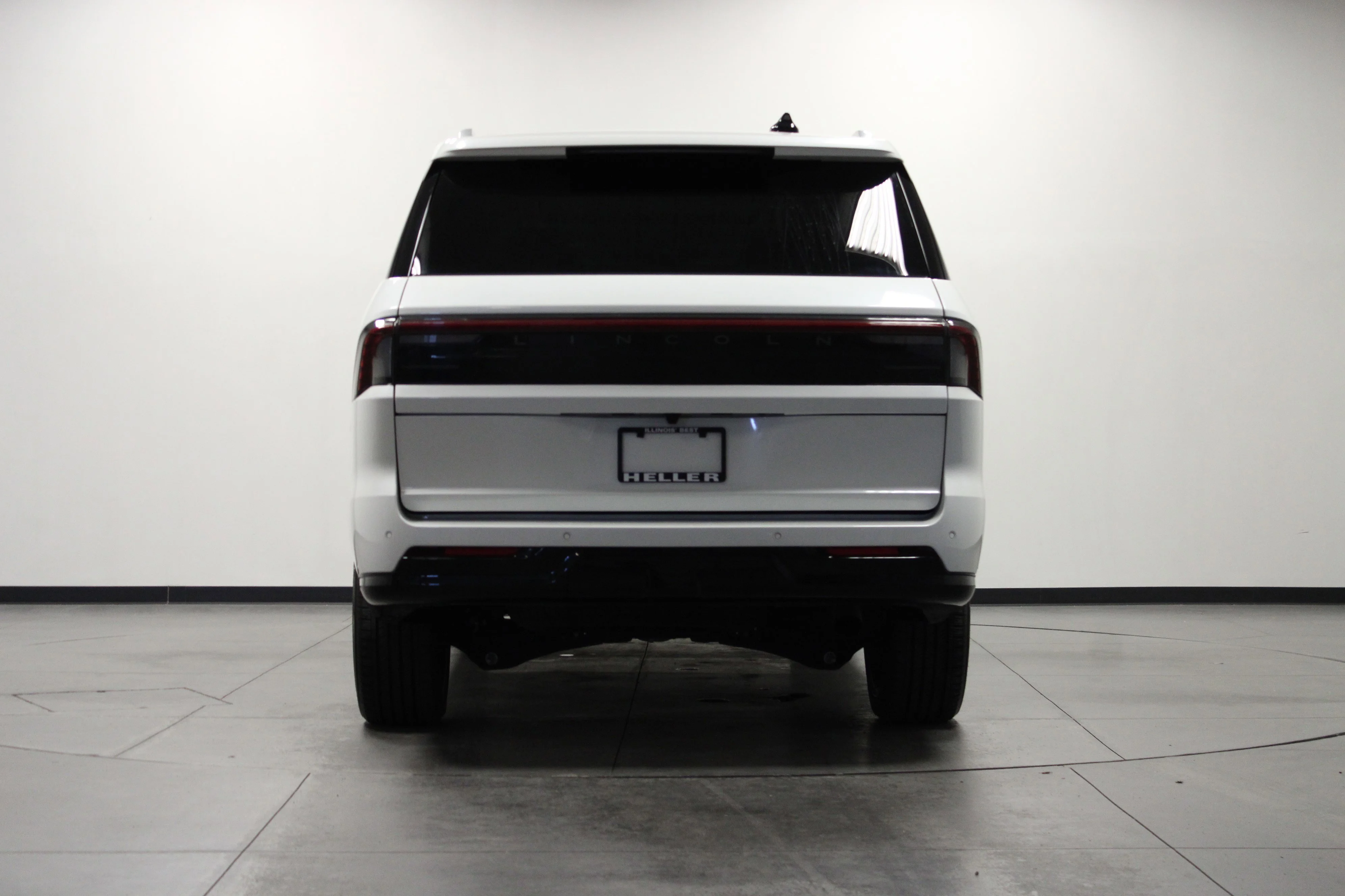 Used 2025 White Metallic Lincoln Reserve image 5