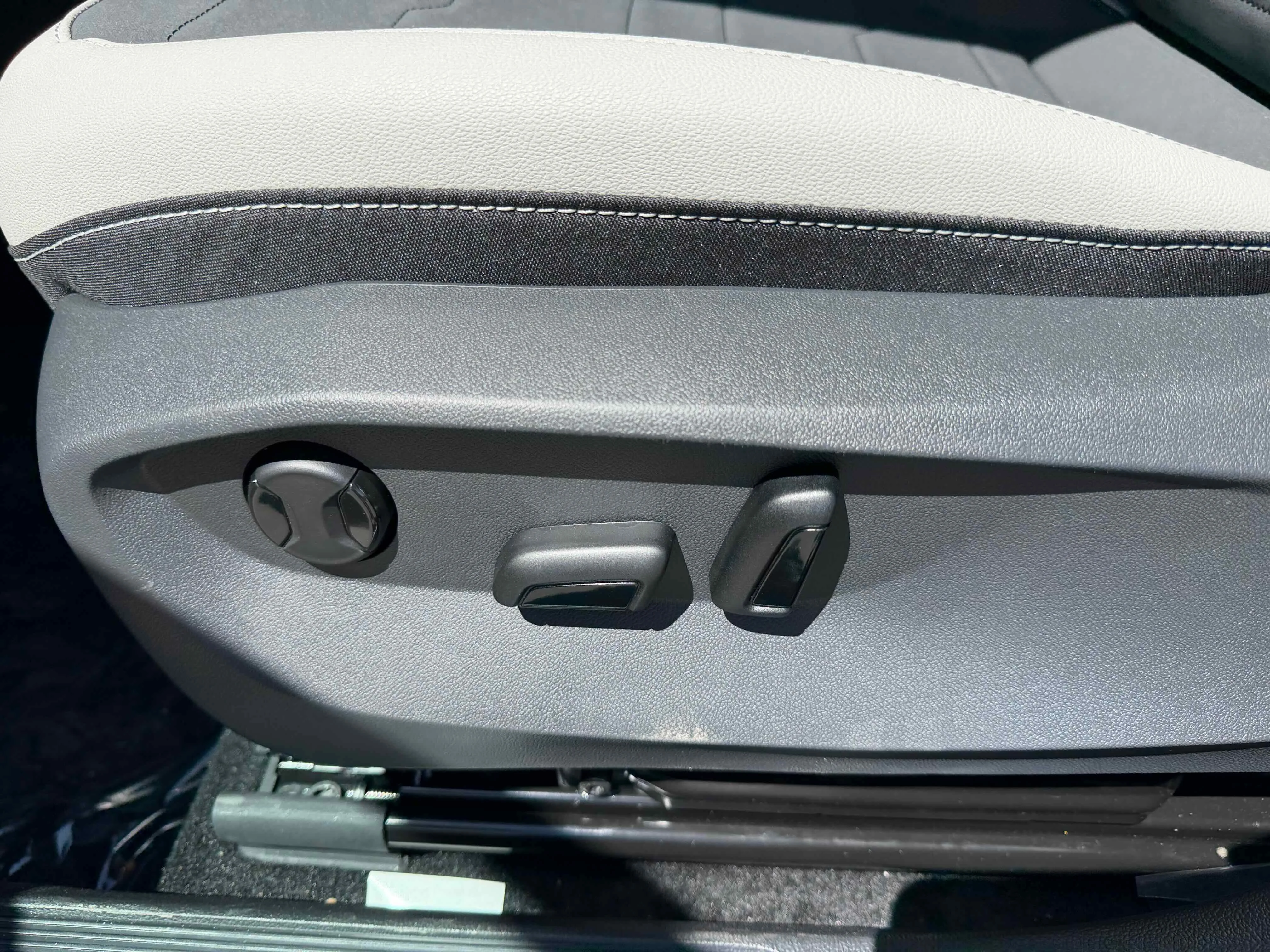 New 2026 Platinum Gray Volkswagen SE image 14