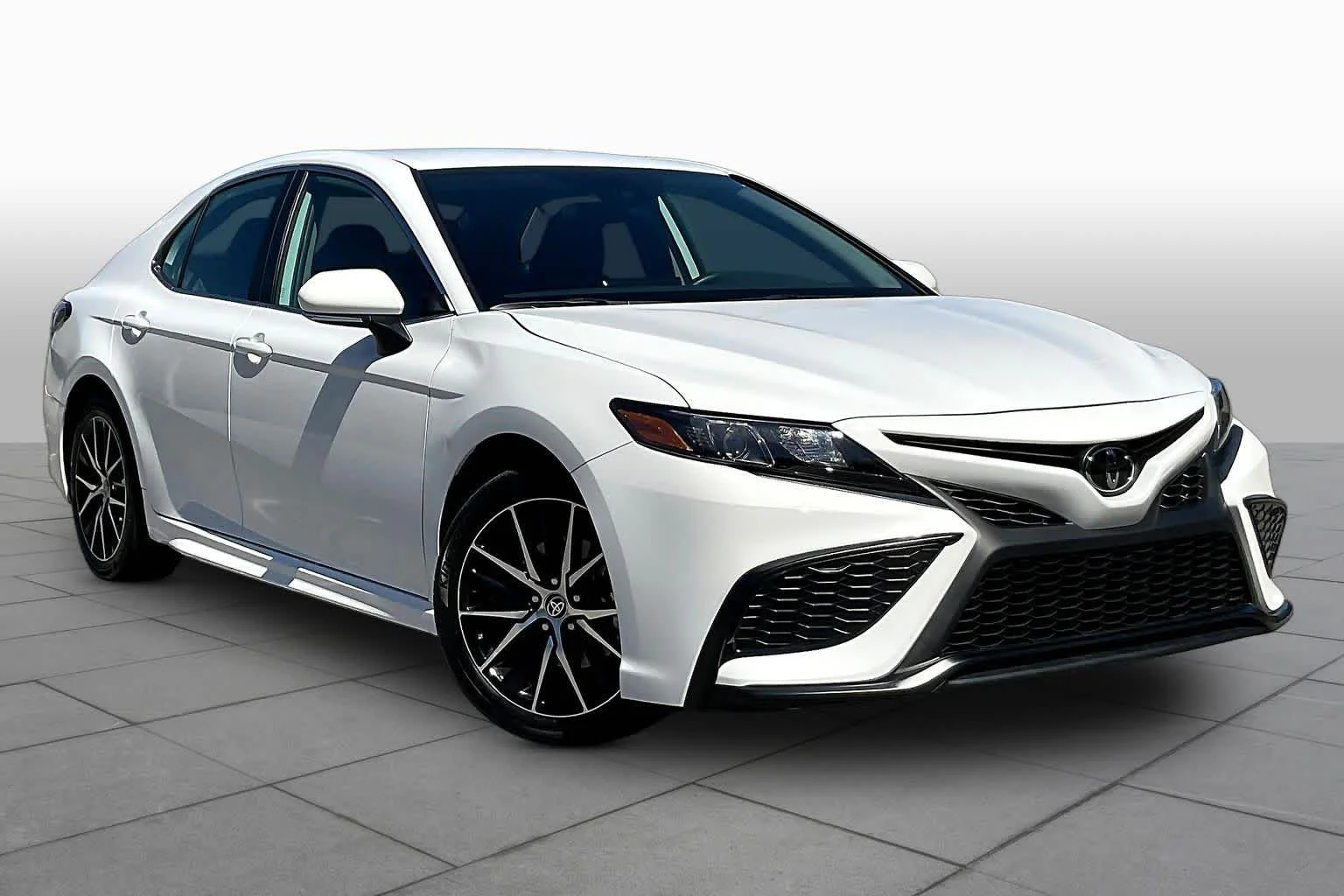 Used 2024 Ice Cap Toyota SE image 3