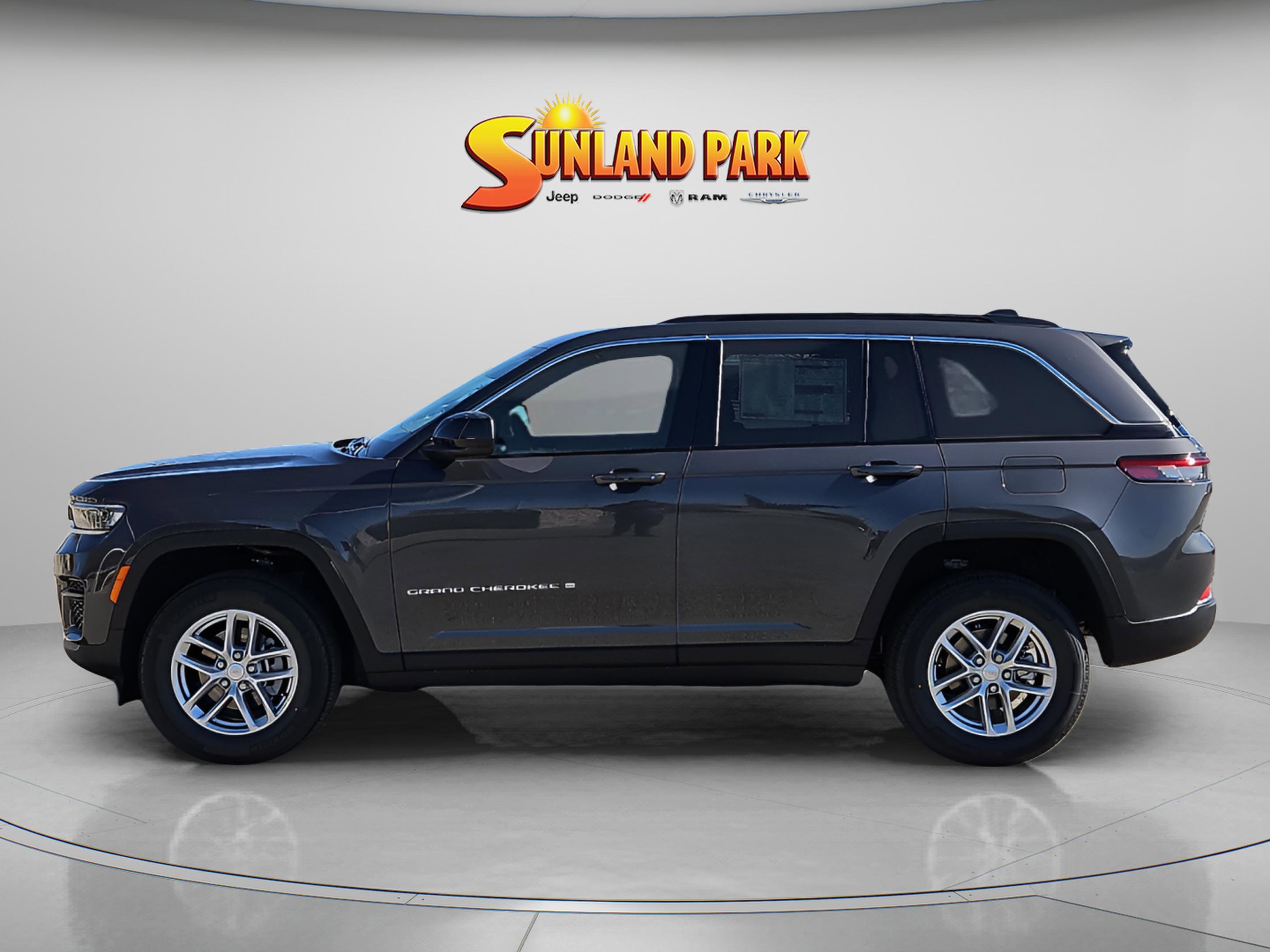 New 2025 Baltic Gray Metallic Clear-Coat Exterior Paint Jeep Laredo image 3
