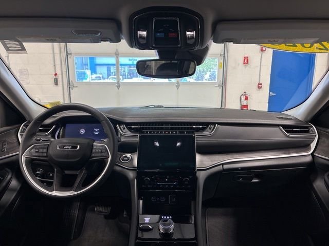 Used 2023 Diamond Black Crystal Pearlcoat Jeep Limited image 15