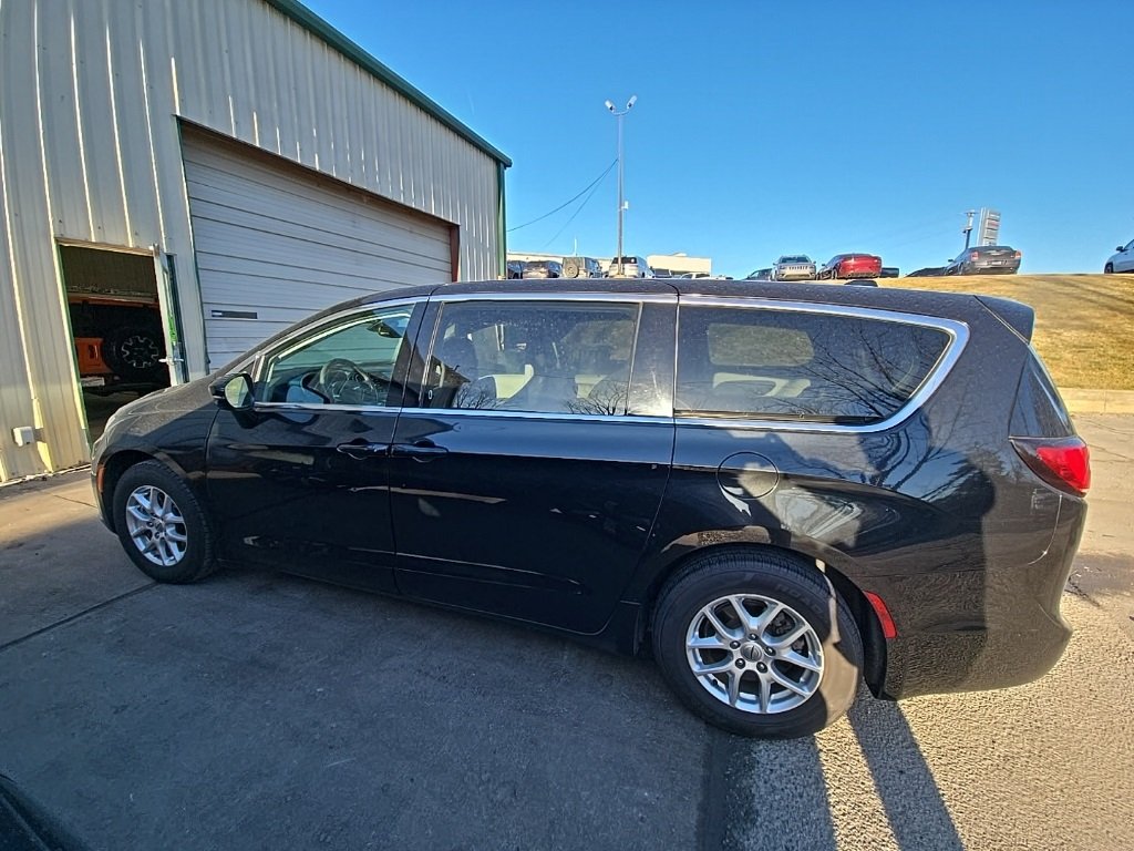 Used 2024 Chrysler Pacifica Touring L with VIN 2C4RC1BG0RR101931 for sale in Kansas City