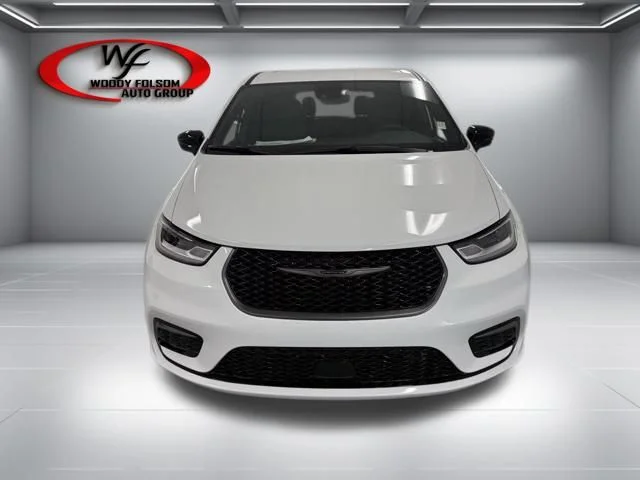 New 2026 Bright White Clear-Coat Exterior Paint Chrysler Select image 2