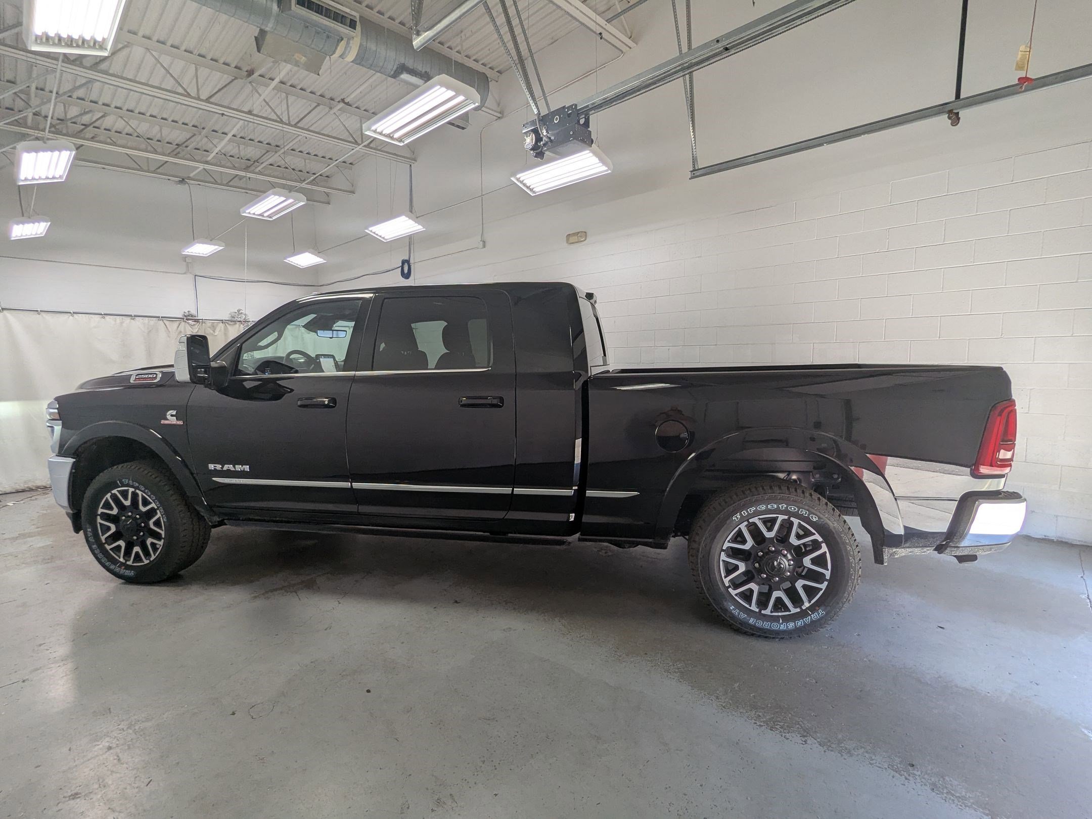 New 2025 Diamond Black Crystal Pearl-Coat Exterior Paint RAM Limited image 8