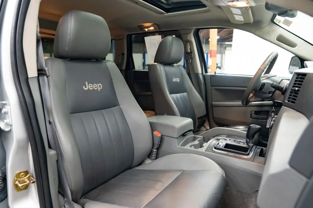 Used 2007 Silver Jeep Laredo image 28