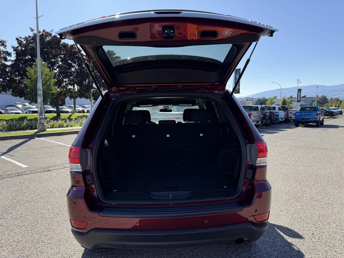 Used 2018 Red Jeep Laredo 4wd image 5