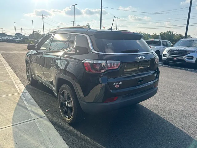 Used 2022 Black Jeep Latitude image 6