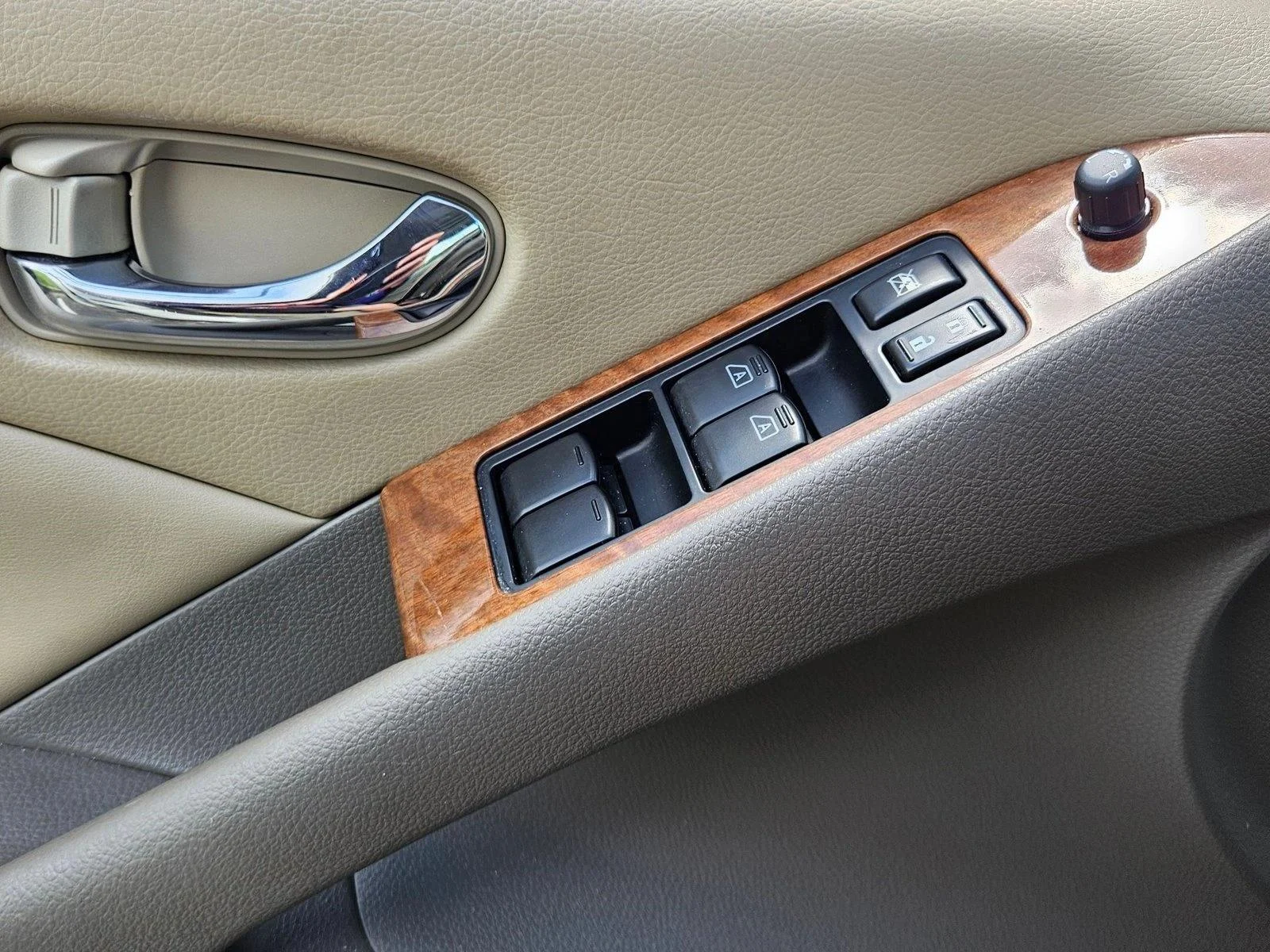 Used 2011 Glacier Pearl Nissan LE image 8