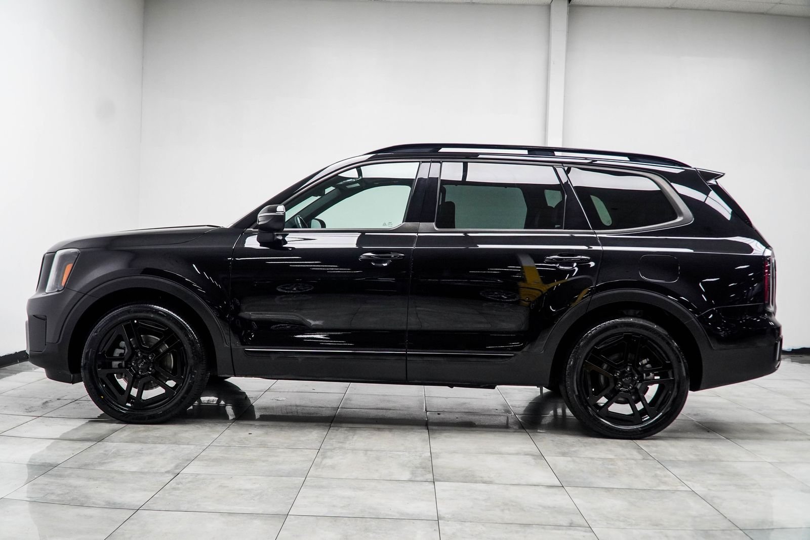 Used 2025 Black Kia EX X-Line image 10