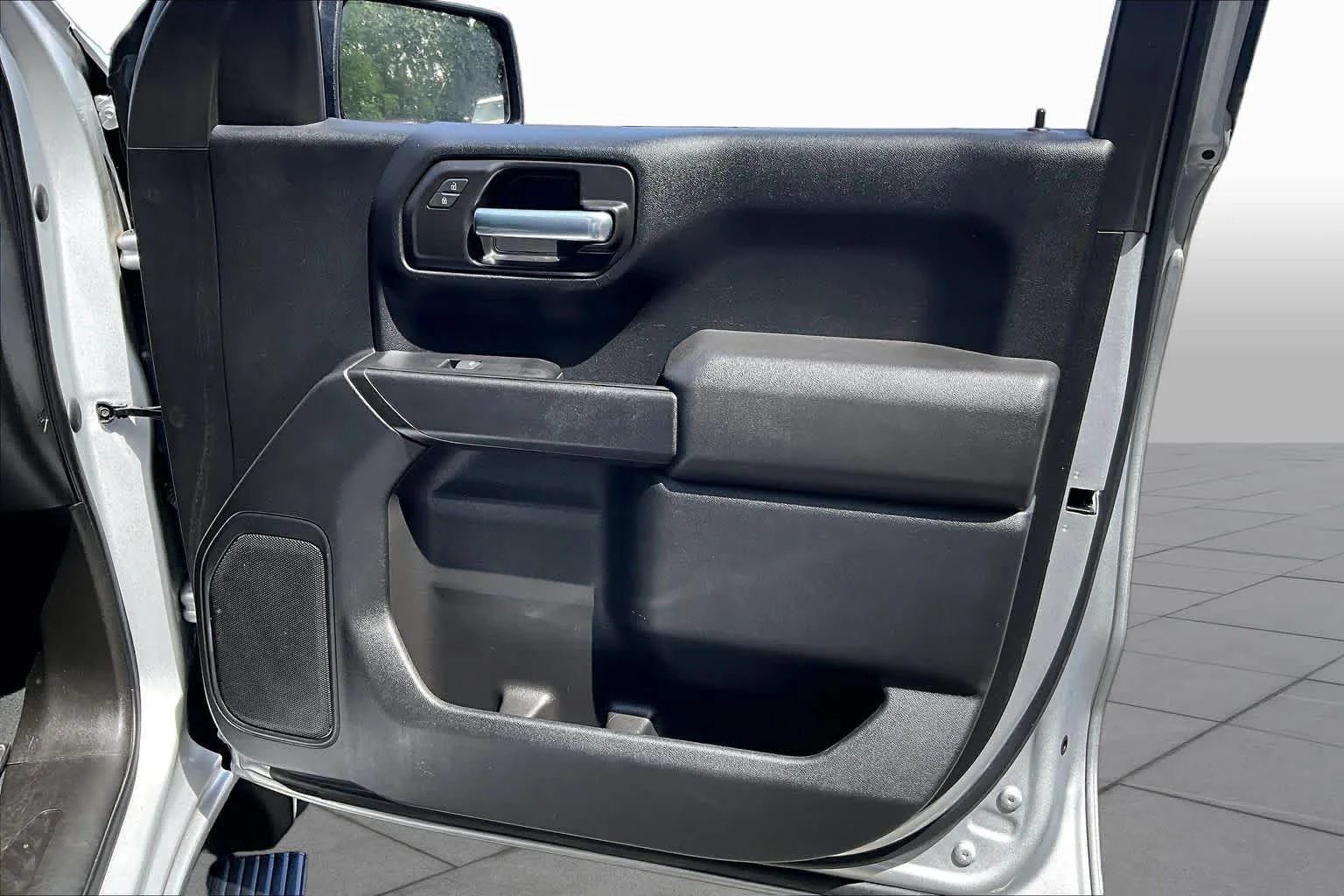 Used 2021 Silver Ice Metallic Chevrolet Custom image 21