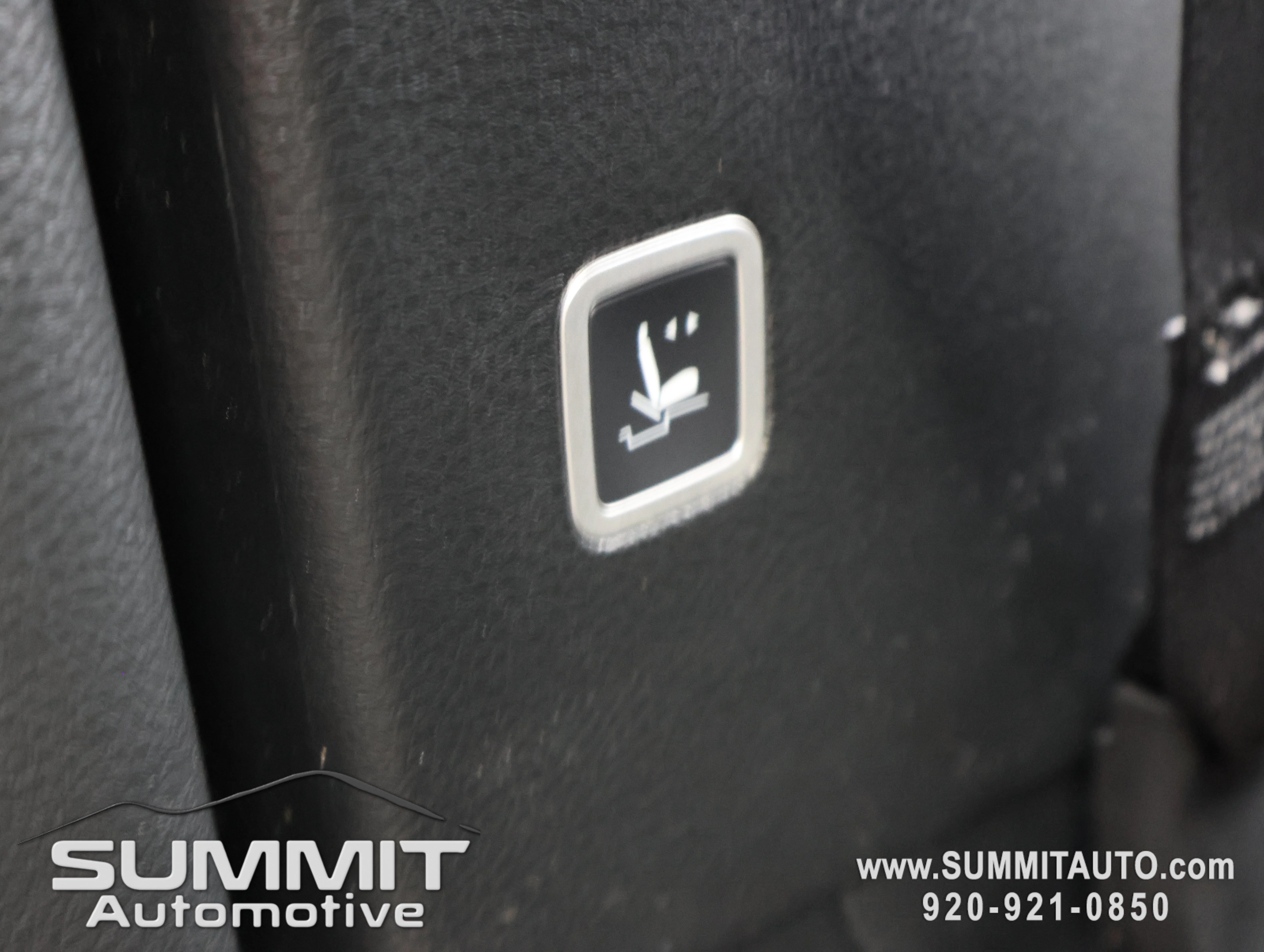 New 2027 Diamond Black Crystal Pearl-Coat Exterior Paint Chrysler Limited image 50