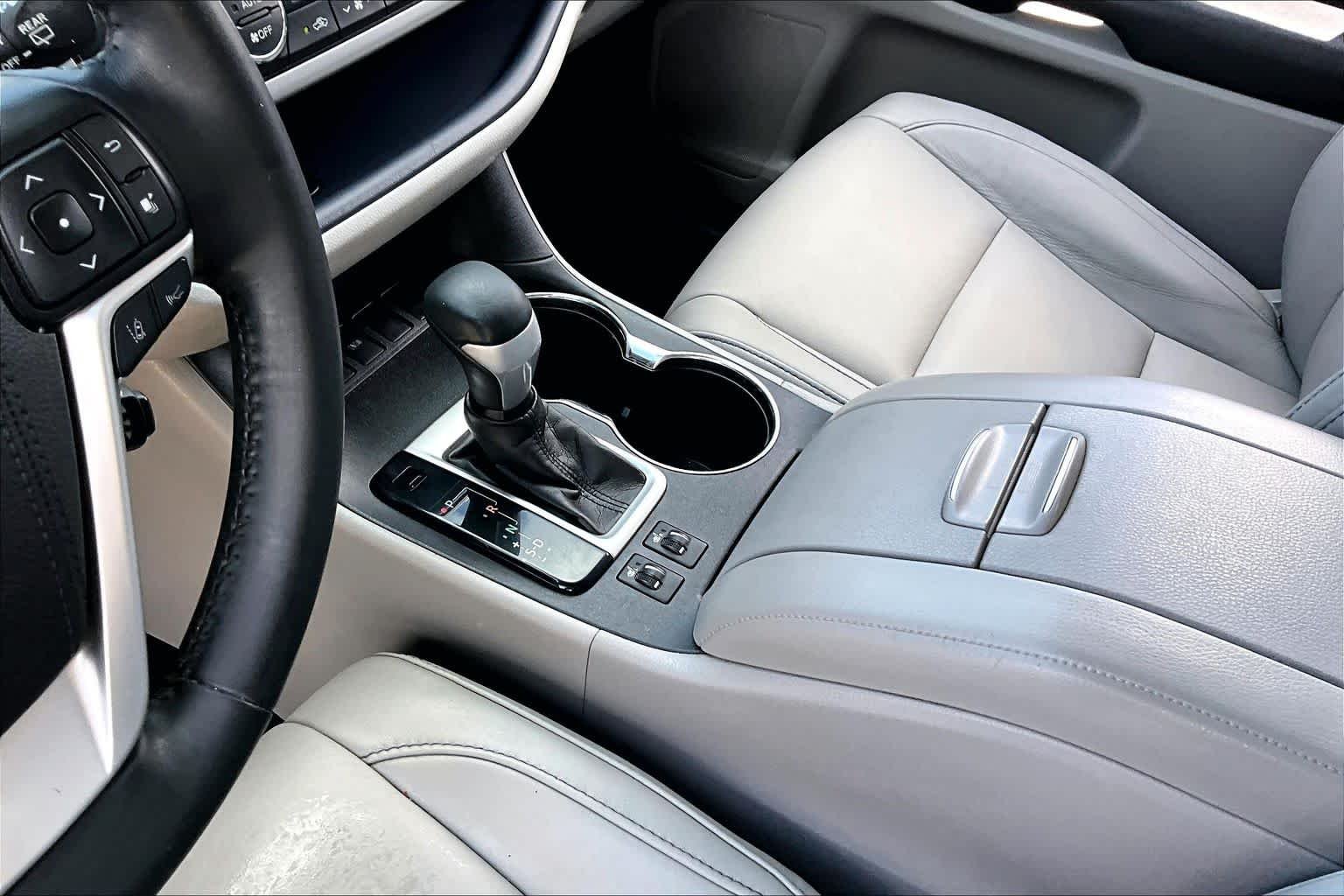 Used 2018 Celestial Silver Metallic Toyota XLE image 17