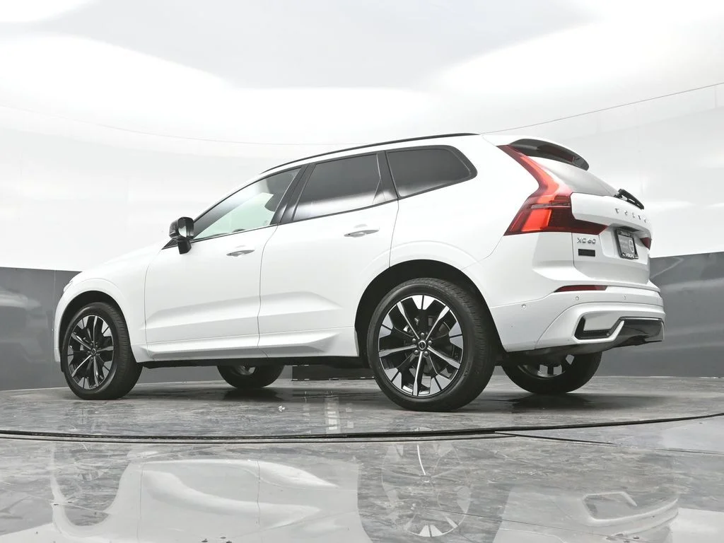 New 2026 Crystal White Volvo Plus image 23