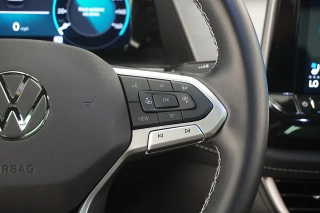 2025 Volkswagen Atlas Cross Sport SE w/Tech - Photo 30