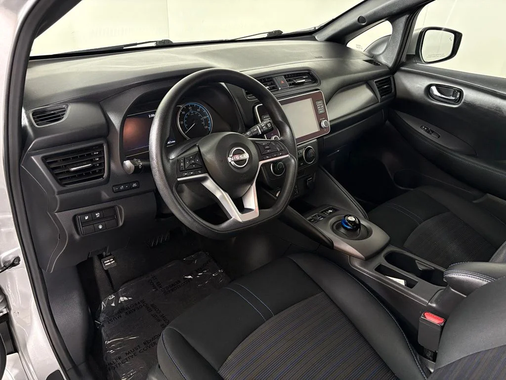 Used 2025 Silver Nissan S image 17