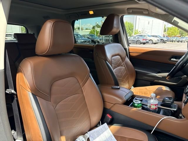 Used 2022 Gray Nissan Platinum image 10