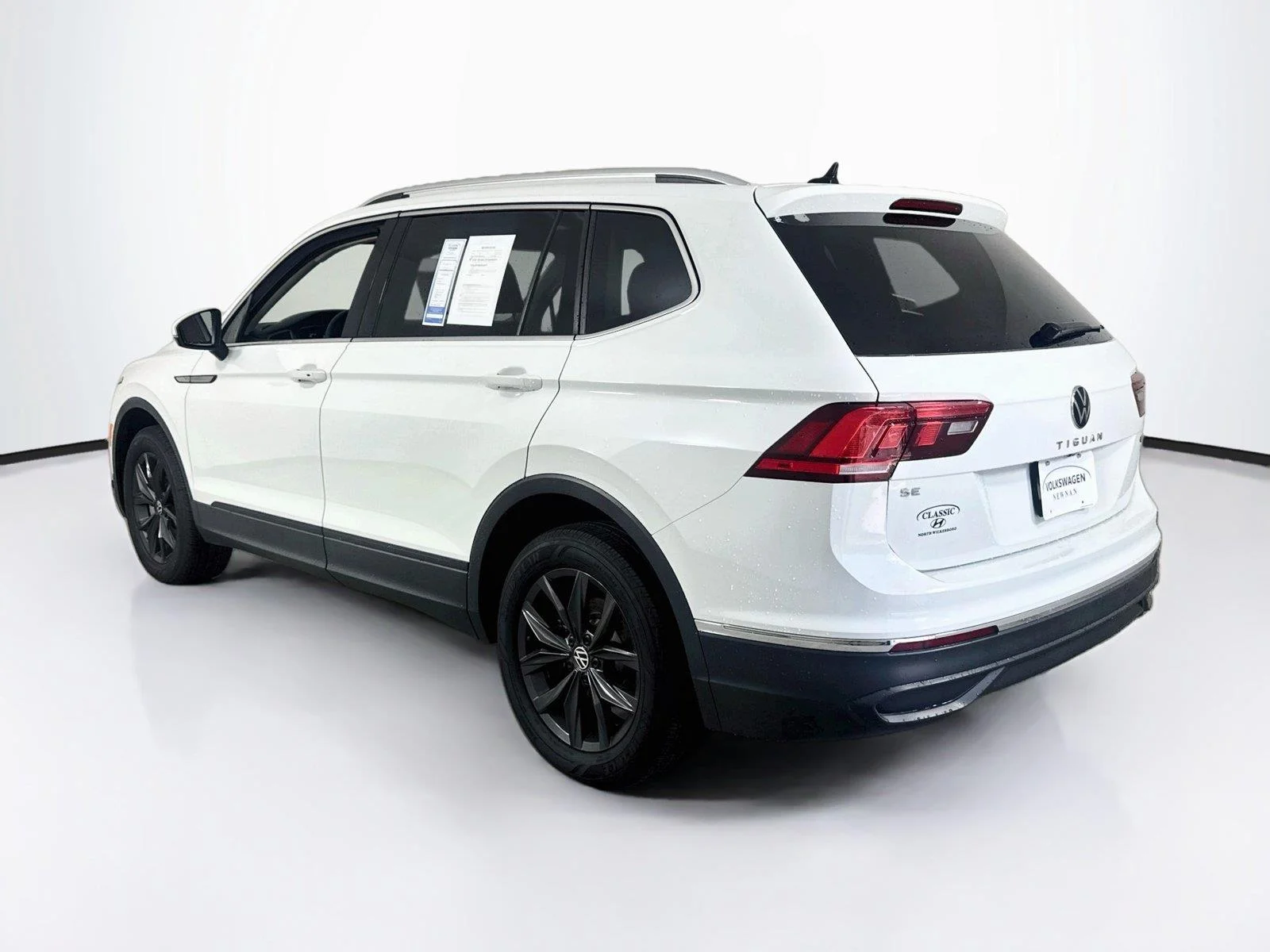 Used 2024 Pyrite Silver Metallic Volkswagen SE image 8