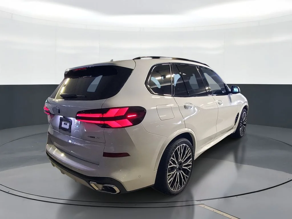 Used 2026 White BMW sDrive40i image 3