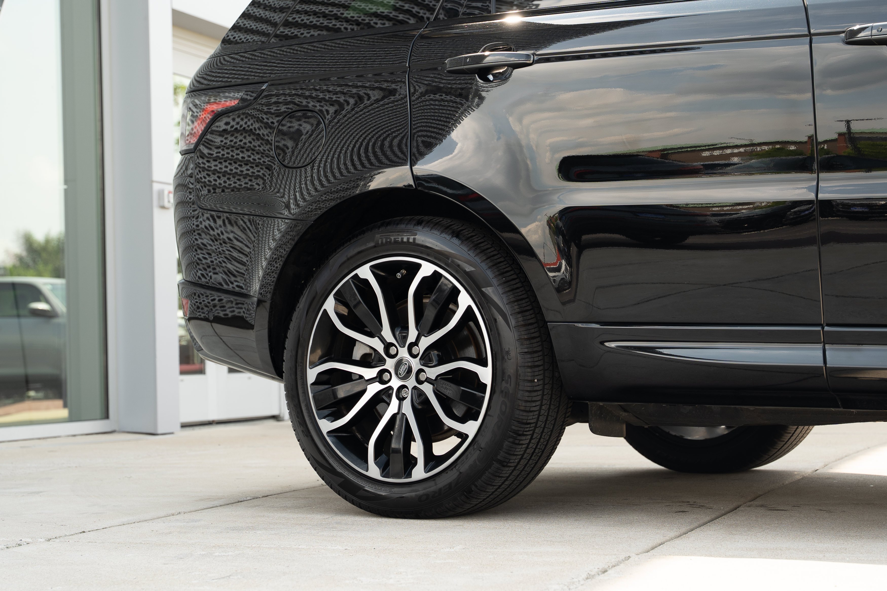 Used 2021 Santorini Black Metallic Land Rover HSE Silver Edition image 31