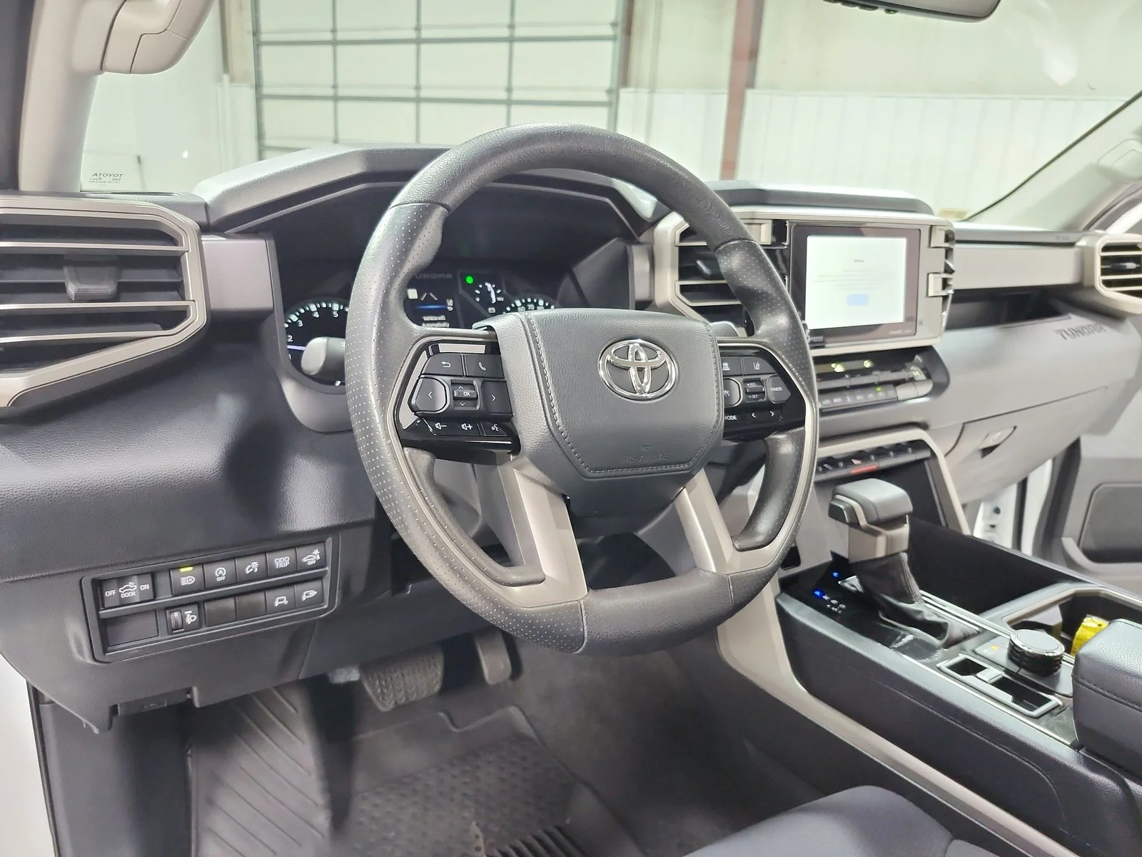 Used 2022 White Toyota SR5 image 18