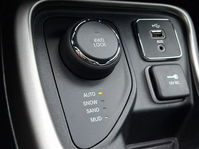 Used 2018 Silver Jeep Latitude image 23
