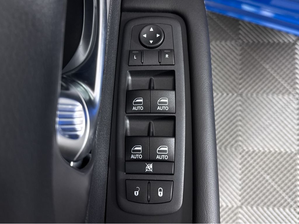 New 2026 Hydro Blue Pearl-Coat Exterior Paint Chrysler Select image 28