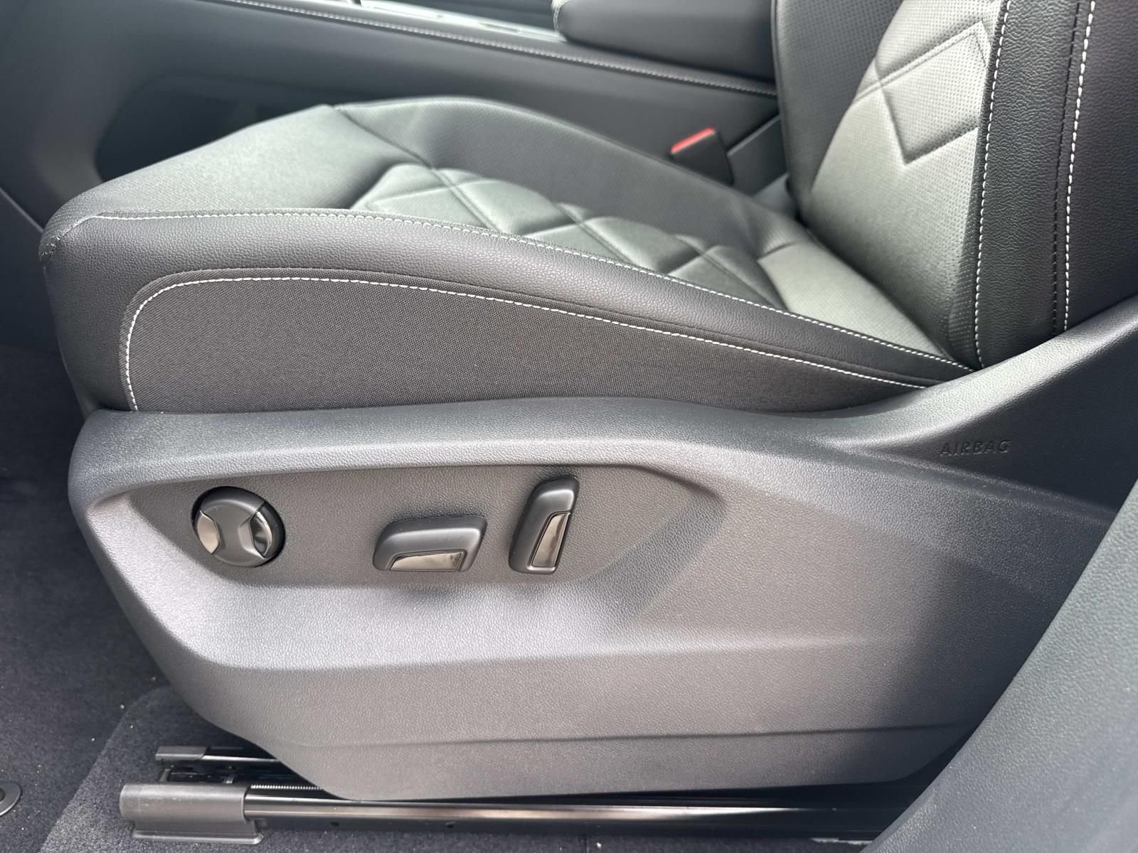 New 2026 White Volkswagen 2.0T SE w/Technology image 10