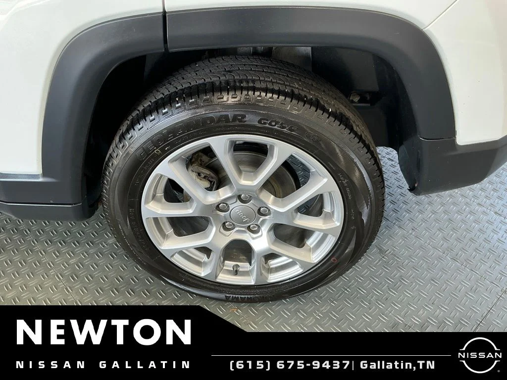 Used 2022 Bright White Clearcoat Jeep Latitude Lux image 44