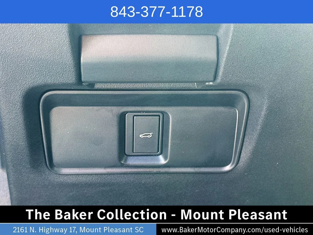 Used 2024 White Land Rover SE image 10
